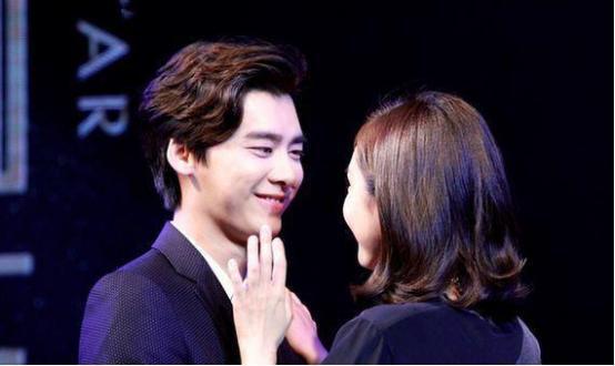 圈内爆料李易峰女友,神秘女友身份引热议